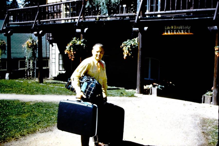 Fotoğraf: Bellhop, Lake McDonald Lodge, Glacier National Park, 1950s
