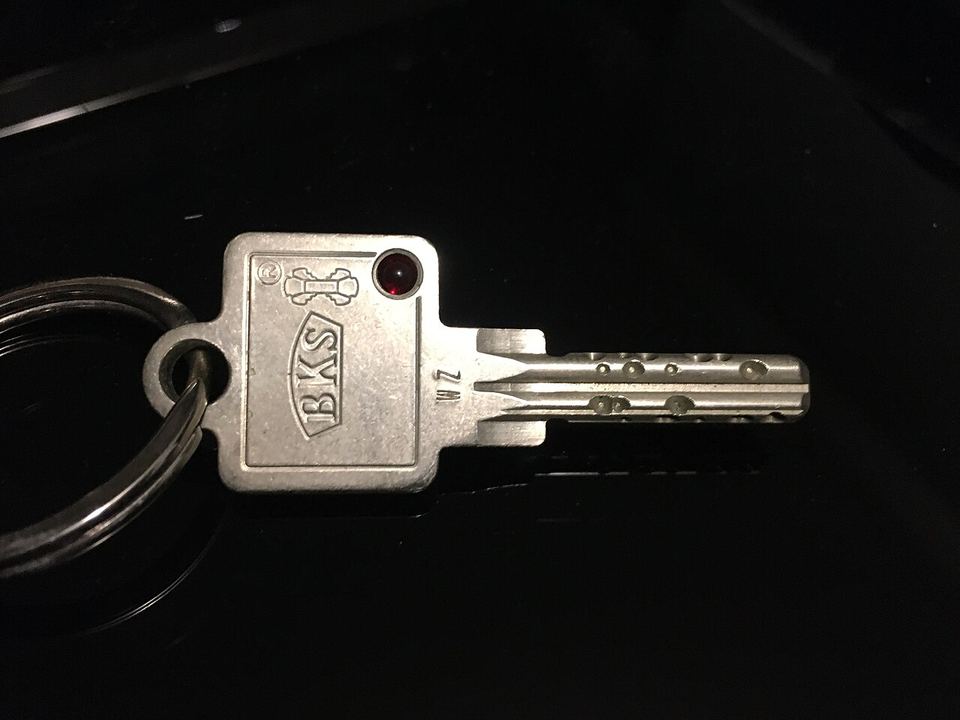 Fotoğraf: Door key for lock type BKS Janus on keyring