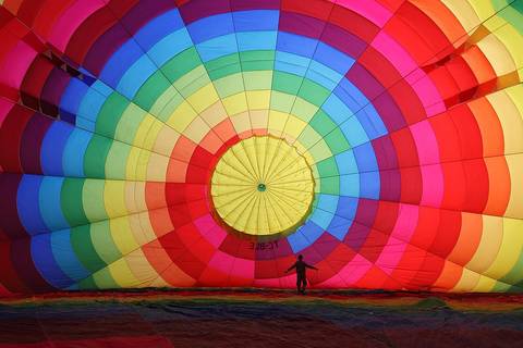 Fotoğraf: Cappadocia Balloon Inflating Wikimedia Commons