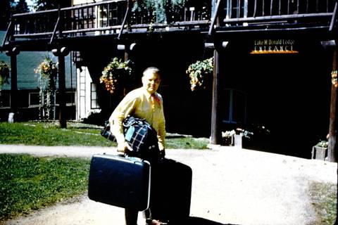 Fotoğraf: Bellhop, Lake McDonald Lodge, Glacier National Park, 1950s