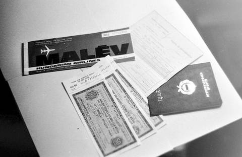Fotoğraf: Malev ticket, rubel vouchers, Hungarian passport. Fortepan