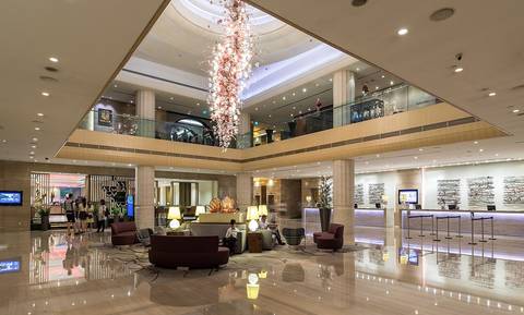 Fotoğraf: Entrance lounge and reception desks of the Carlton Hotel Downtown Core Singapore