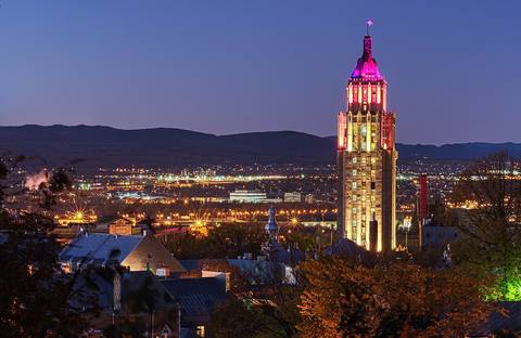 Fotoğraf: Price Building illuminated at night in Quebec City
